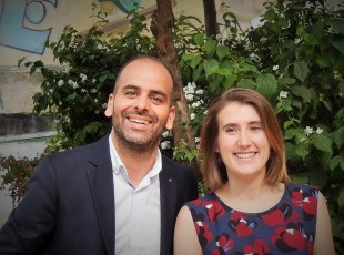 Romain Slitine, consultant et maître de conférences à Sciences Po Paris, et Elisa Lewis, entrepreneure, se présentent comme des “explorateurs” des modèles économiques et politiques de la société de demain. Au sein du collectif Démocratie Ouverte, ils accompagnent et développent des innovations démocratiques.
