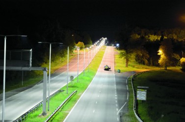 L’expérimentation Lumiroute (au premier plan) associe un enrobage routier clair à un éclairage à leds performant.