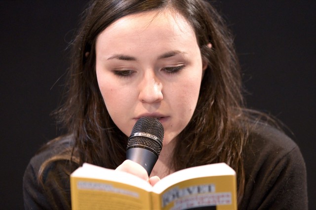 Deborah Grall lit "Témoignages sur le théâtre" de Louis Jouvet ©Orkki CC BY SA 3.0