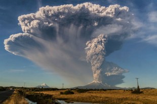 Ceci n'est pas un volcan d'Auvergne.
(Volcan Calbuco, Chili, photo prise le 24 avril 2015)