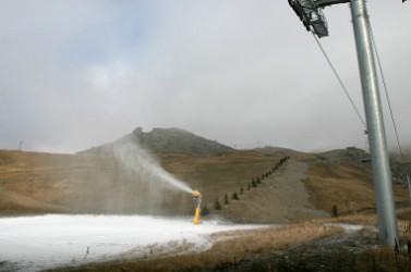 En moyenne, l'enneigement artificiel nécessite 4 000 m3 d’eau à l'hectare.