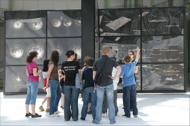 Groupe de jeunes au Grand Palais, à Paris, ©Dalbera CC BY 2.0 via Wikimedia