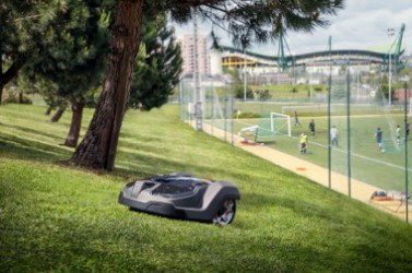 Photo 2 – Tous les espaces verts et terrains de jeux vont-il passer progressivement aux robots de tonte © Husqvarna