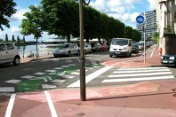 Quai_d'Allier_à_contresens_-_Piste_cyclable_sur_trottoir