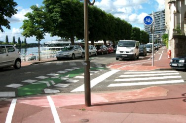 Quai_d'Allier_à_contresens_-_Piste_cyclable_sur_trottoir