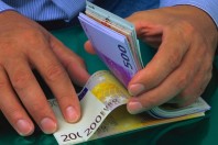 finances-billets-banque-main-crocodile