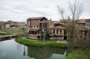 Dans le Tarn, Graulhet aurait pu s'éteindre avec la disparition de ses manufactures de cuir. Leur reconversion a finalement donné un second souffle à la ville.