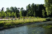 Sur l'ancienne emprise de la fonderie, au bord de la Blaise, des colonnes de fonte jalonnent les allées et des poutres métalliques servent au balisage lumineux.