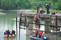 Exercice impliquant différentes techniques d’intervention contre les inondations, notamment le sauvetage nautique.