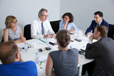 stéphane pintre / claude sauret-virolle (blonde) / emmanuelle dussart (brune) / pascal fortoul (chemise blanche) / jean-charles manrique (chatain)