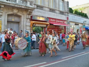 380 Parade Festival AVIGNON cr veronique pagnier cc0 - UNE
