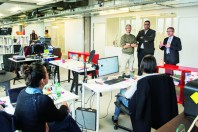 Laboratoire d'innovation, le SP Lab (ici, lors d'une visite du président du département Stéphane Troussel) travaille à l'amélioration des services publics.