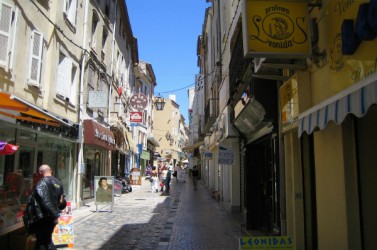 Rue du centre-ville de Narbonne, dans l'Aude.