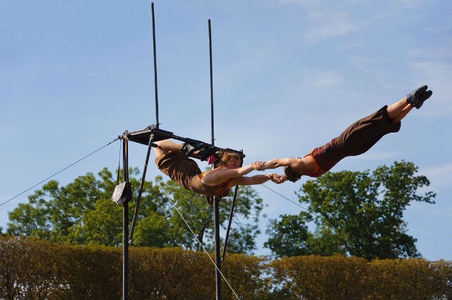 La compagnie Kaoukafela au Festival des arts de la rue et du cirque de Sceaux, en 2010 ©Myrabella CC BY 3.0 via wikimediacommons 