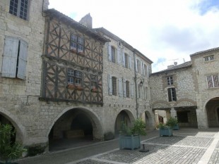 Lauzerte (Tarn-et-Garonne), Place des Cornières