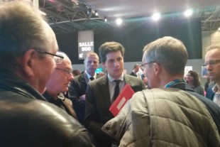 Julien Denormandie, secrétaire d'Etat auprès du ministre de la cohésion des territoires, avec des élus locaux au Congrès des maires, le 22 novembre