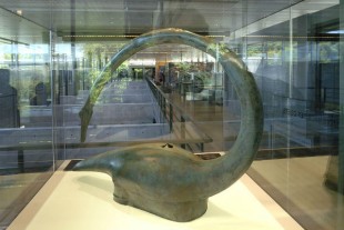 Musée de Bibracte (EPCC), Copie de casque en bronze orné d'un volatile (IIIe-IIe s. av. J.-C.). provenant d'un dépôt dans le sanctuaire de Tintignac (Corrèze) ©Bibracte5871 CC BY SA 3.0