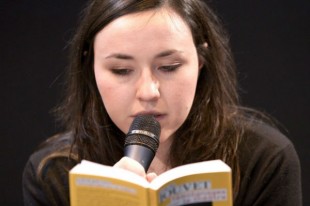 deborah-grall-lit-600 X 400 temoignages-sur-le-theatre-de-louis-jouvet-credit-orkki-cc-by-sa-30-640x426- UNE