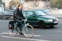 velo voiture en ville Une