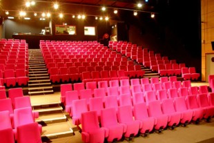 600X400 Melle salle spect Melle 79500 cr BACHELOT Pierre-JP CCBYSA3