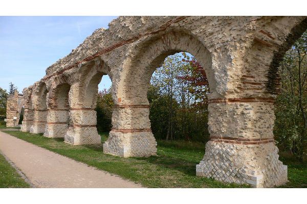 L'aqueduc romain du Gier, à Chaponost (Rhône) fait partie des 18 monuments emblématiques retenus comme prioritaires pour le Loto du patrimoine, © Arnaud Fafourrnoux CC BY SA 3.0