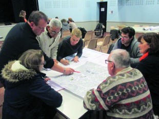 Ville de Laillé (Ille-et-Vilaine). L'évaluation citoyenne peut prendre la forme d'une discussion sur une ZAC.