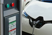 Les Mureaux, mai 2016 : rechargement de la batterie d'une voiture électrique