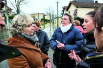 Selon la maire Sylvie Altman (à gauche), il faut encore acquérir une centaine
de propriétés privées dans la zone rouge pour protéger davantage les habitants.