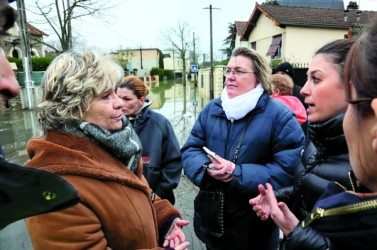 Selon la maire Sylvie Altman (à gauche), il faut encore acquérir une centaine
de propriétés privées dans la zone rouge pour protéger davantage les habitants.