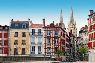 BAYONNE-PATRIMOINE-CENTREVILLE-LAMAX VIA AdobeStock_111313175 - UNE
