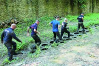 Pas de grade apparent, mais de la boue pour tout
le monde lors de la journée de cohésion
qui a réuni les différents
acteurs de la sécurité
de la CA Plaine vallée.