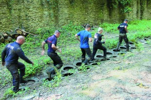 Pas de grade apparent, mais de la boue pour tout
le monde lors de la journée de cohésion
qui a réuni les différents
acteurs de la sécurité
de la CA Plaine vallée.