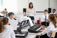 musique-enseignement-classe-Monkey Business-AdobeStock_183480410-UNE