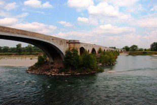 Pont enjambant le Gard.