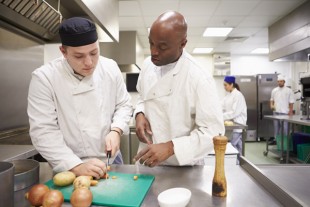Les apprentis sont notamment recherchés pour occuper des postes de cuisinier