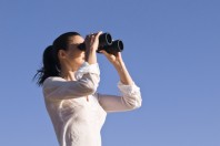 Femme regardant avec des jumelles