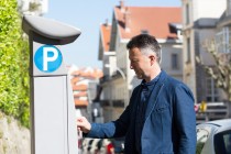 Un automobiliste paie à l'horodateur à Biarritz