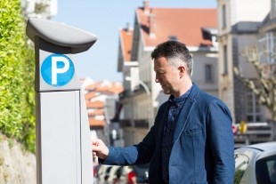 Un automobiliste paie à l'horodateur à Biarritz