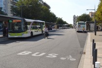 Bus et vélos cohabitent en centre-ville de Valence.