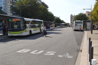 Bus et vélos cohabitent en centre-ville de Valence.