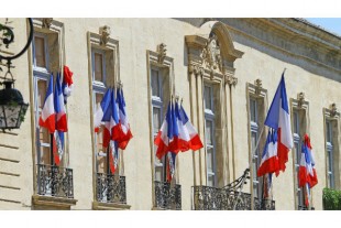 mairie - drapeauillustrez-vous - AdobeStock_- UNE