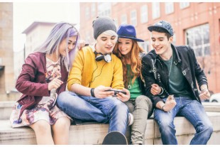 smartphone-jeunesse-OneInchPunch-AdobeStock - UNE