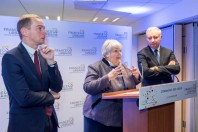 Jean-Luc Moudenc (à droite), le président de France Urbaine, avec Jacqueline Gourault, ministre de la Cohésion des territoires et Olivier Dussopt, secrétaire d'Etat à la fonction publique, le 23 janvier 2019.