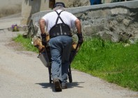 Homme poussant une lourde brouette