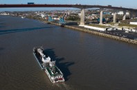 Photos 1 – Le transport par barge apporte une simplification administrative et technique © NSNP-F.Badaire