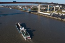 Photos 1 – Le transport par barge apporte une simplification administrative et technique © NSNP-F.Badaire