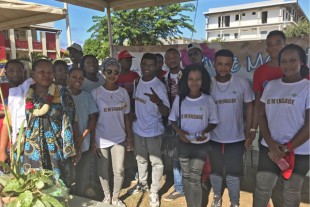 Chamssia Mohamed (à gauche) entourée de jeunes en service civique