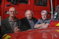 De gauche à droite : Thierry Méalonier, ancien chef de centre des pompiers, Dominique Genin, le maire, et Jacky Tardy, ancien pompier volontaire, mobilisés contre la fermeture de la caserne.