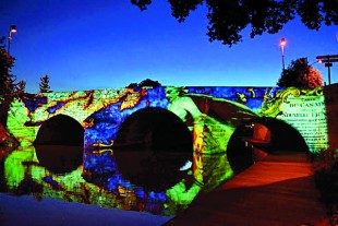 A la nuit tombée, de mai à septembre, les monuments et les ponts
de Châlons-en-Champagne sont artistiquement mis en lumière.