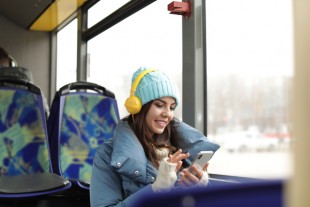 livre audio_lecture bus_AdobeStock_258227185